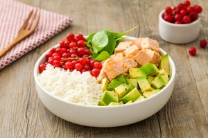 Preparazione Pokè bowl con salmone, avocado, ribes rosso, riso basmati e spinacini  - Fase 2