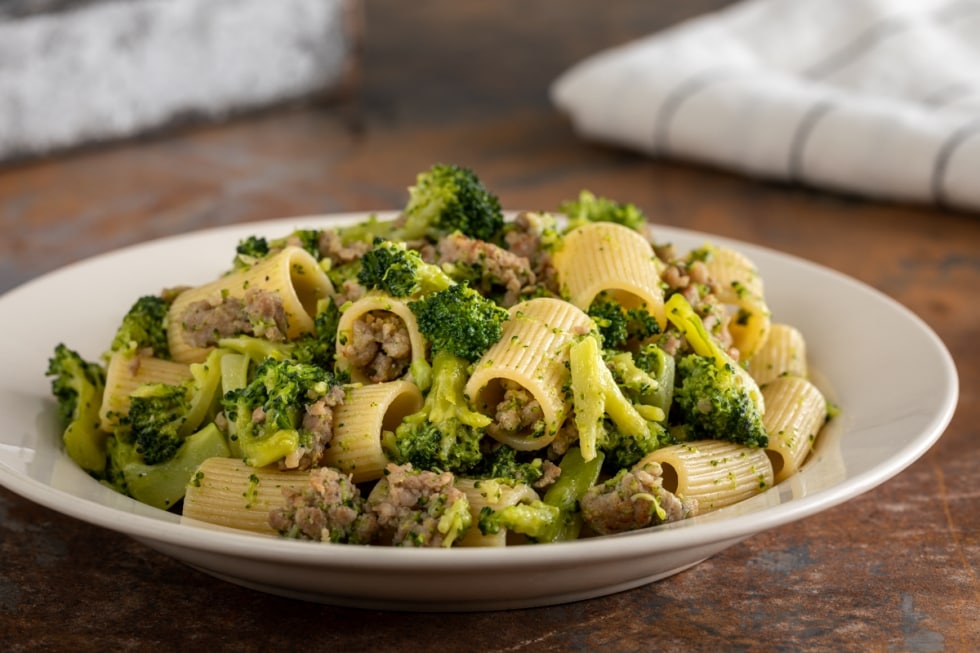 Pasta con broccoli e salsiccia ricetta