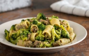 Pasta con broccoli e salsiccia
