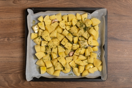 Preparazione Pollo e patate al forno - Fase 2 Preparazione Pollo e patate al forno - Fase 2