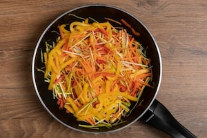 Preparazione Spaghetti di riso con verdure - Fase 2