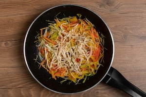 Preparazione Spaghetti di riso con verdure - Fase 2
