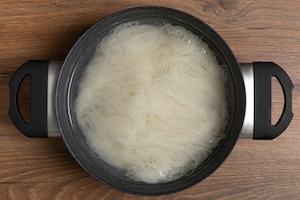 Preparazione Spaghetti di riso con verdure - Fase 3