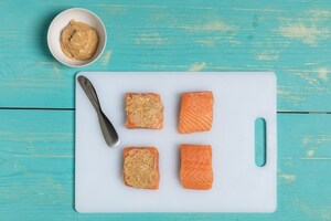 Preparazione Bocconcini di salmone alla senape e corn flakes - Fase 2