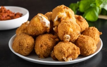 Bocconcini di scamorza fritti con pesto di pomodori secchi