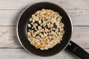 Preparazione Bocconcini di scamorza fritti con pesto di pomodori secchi - Fase 1