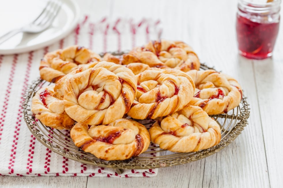 Girelle di pasta sfoglia alla marmellata ricetta