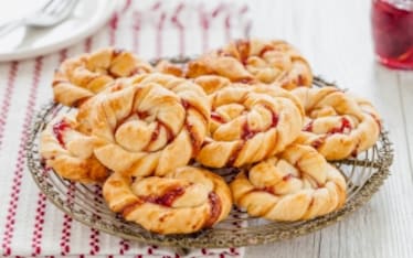 Girelle di pasta sfoglia alla marmellata