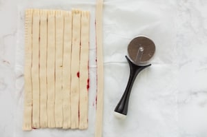 Preparazione Girelle di pasta sfoglia alla marmellata - Fase 2