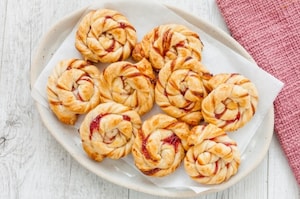 Preparazione Girelle di pasta sfoglia alla marmellata - Fase 3