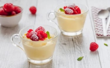 Mini dessert alla crema e lamponi