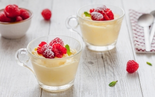 Mini dessert alla crema e lamponi Mini dessert alla crema e lamponi