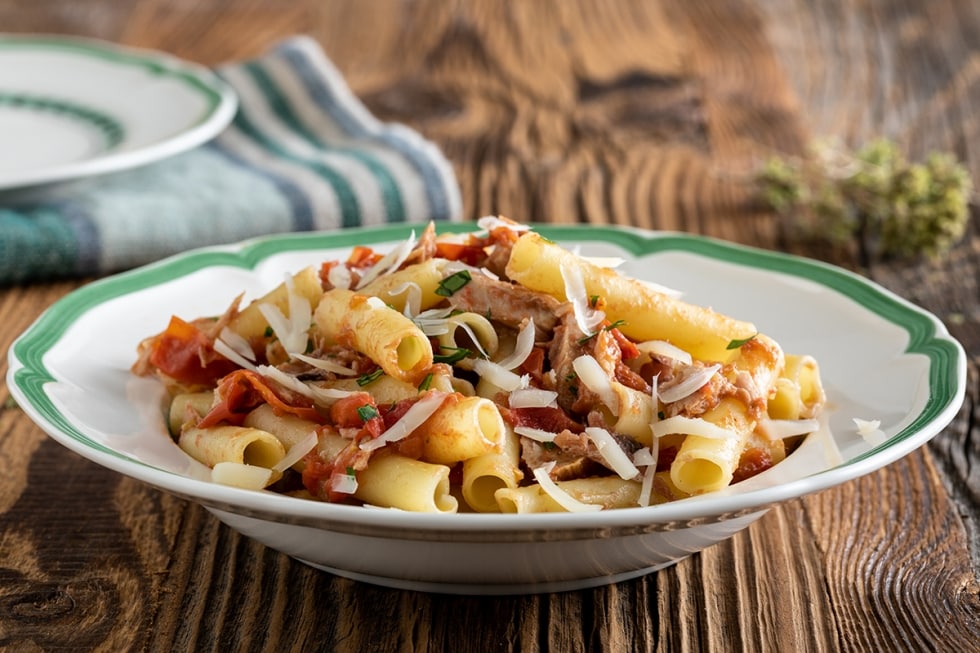 Pasta con tonno e acciughe ricetta