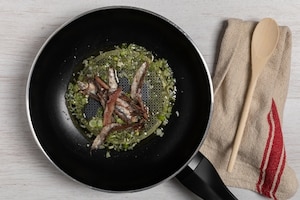Preparazione Pasta con tonno e acciughe - Fase 1
