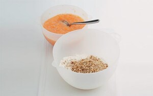 Preparazione Cupcakes pasquali di mele, noci e carote - Fase 1