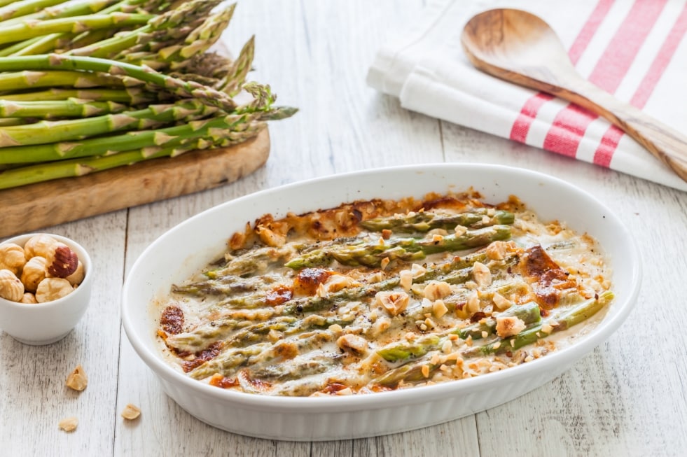 Gratin di asparagi verdi, toma e nocciole ricetta