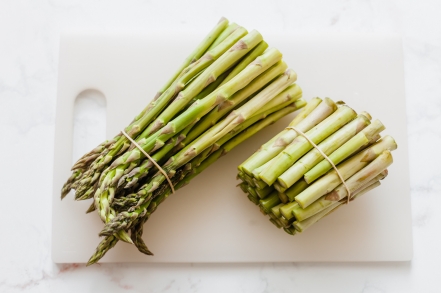 Preparazione Gratin di asparagi verdi, toma e nocciole - Fase 1 Preparazione Gratin di asparagi verdi, toma e nocciole - Fase 1
