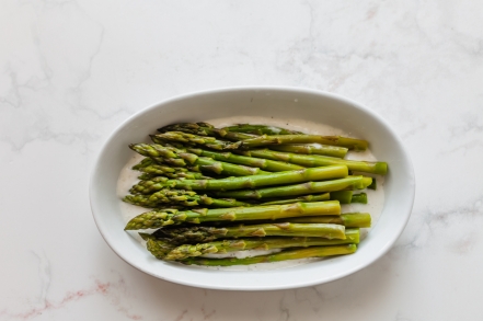 Preparazione Gratin di asparagi verdi, toma e nocciole - Fase 2 Preparazione Gratin di asparagi verdi, toma e nocciole - Fase 2