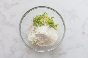 Preparazione Pancake salati alle zucchine - Fase 1