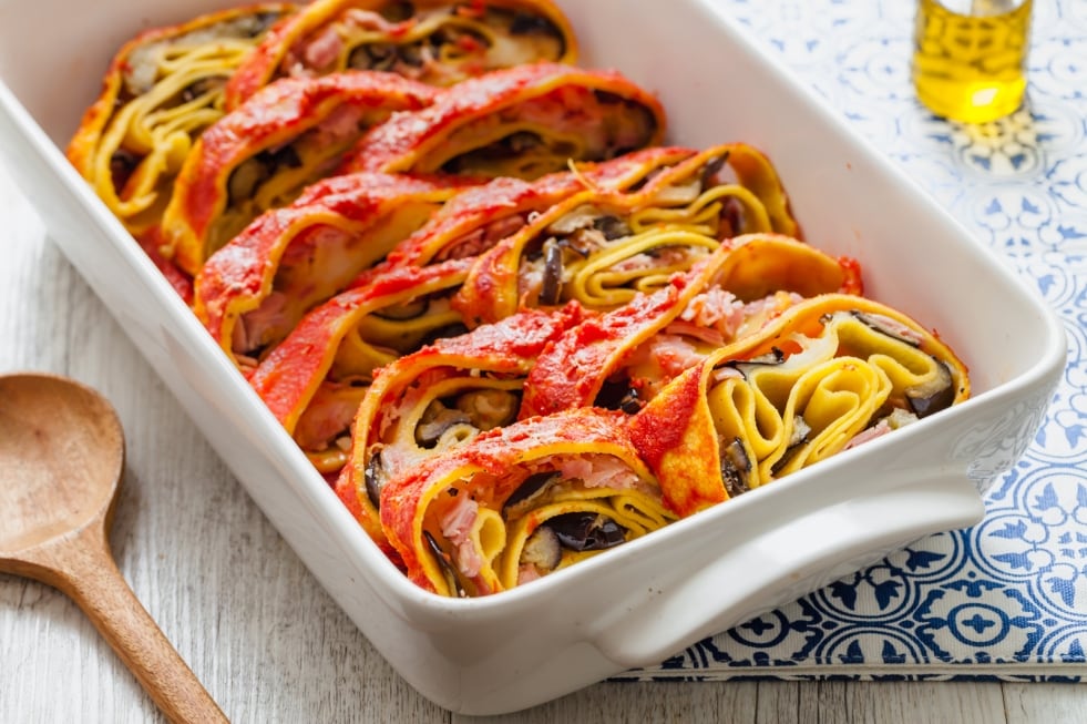 Rotolo di pasta all'uovo ripieno con melanzane, prosciutto cotto e scamorza ricetta