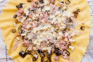 Preparazione Rotolo di pasta all'uovo ripieno con melanzane, prosciutto cotto e scamorza - Fase 4