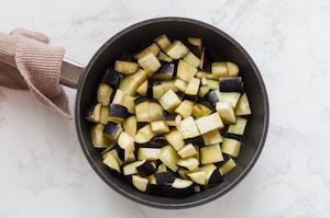 Preparazione Rotolo di pasta all'uovo ripieno con melanzane, prosciutto cotto e scamorza - Fase 2