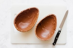 Preparazione Uovo di Pasqua ripieno di crema al mascarpone - Fase 1