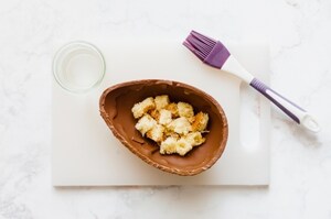 Preparazione Uovo di Pasqua ripieno di crema al mascarpone - Fase 2