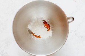 Preparazione Uovo di Pasqua ripieno di crema al mascarpone - Fase 2