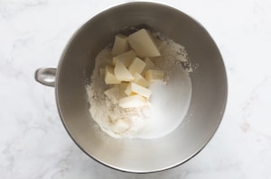 Preparazione Galette rustica alle ciliegie di Vignola IGP con frangipane al cocco  - Fase 1