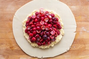 Preparazione Galette rustica alle ciliegie di Vignola IGP con frangipane al cocco  - Fase 4