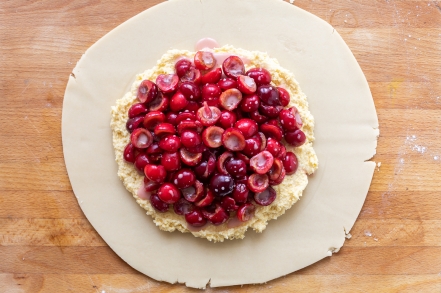Preparazione Galette rustica alle ciliegie di Vignola IGP con frangipane al cocco  - Fase 4 Preparazione Galette rustica alle ciliegie di Vignola IGP con frangipane al cocco  - Fase 4