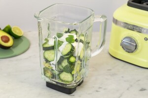 Preparazione Gazpacho di cetrioli e avocado alla menta - Fase 2