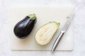 Preparazione Melanzane ripiene con prosciutto e scamorza - Fase 1