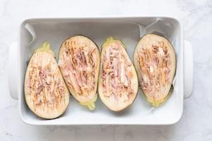 Preparazione Melanzane ripiene con prosciutto e scamorza - Fase 1