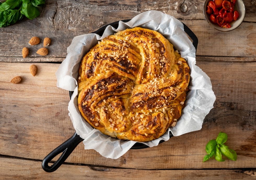 Brioche knot salata alla ricotta, pomodori secchi e mandorle ricetta