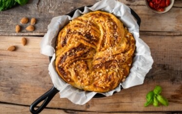 Brioche knot salata alla ricotta, pomodori secchi e mandorle