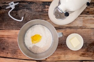 Preparazione Brioche knot salata alla ricotta, pomodori secchi e mandorle - Fase 1