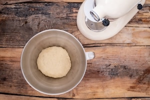 Preparazione Brioche knot salata alla ricotta, pomodori secchi e mandorle - Fase 1