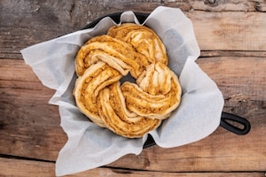 Preparazione Brioche knot salata alla ricotta, pomodori secchi e mandorle - Fase 4