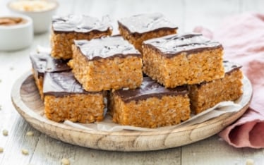 Quadrotti al riso soffiato e burro d'arachidi