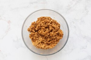 Preparazione Quadrotti al riso soffiato e burro d'arachidi - Fase 3