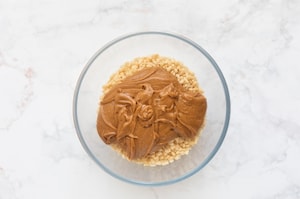 Preparazione Quadrotti al riso soffiato e burro d'arachidi - Fase 2