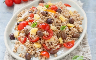 Insalata di farro in pentola a pressione Insalata di farro in pentola a pressione