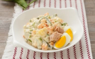 Insalata russa con tonno e uova in pentola a pressione