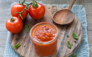 Passata di pomodoro in pentola a pressione Passata di pomodoro in pentola a pressione