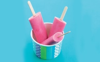 Ghiaccioli allo yogurt con miele e lamponi