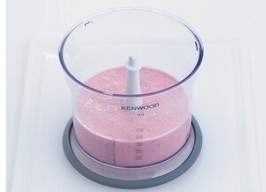 Preparazione Ghiaccioli allo yogurt con miele e lamponi - Fase 2