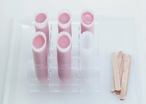 Preparazione Ghiaccioli allo yogurt con miele e lamponi - Fase 2