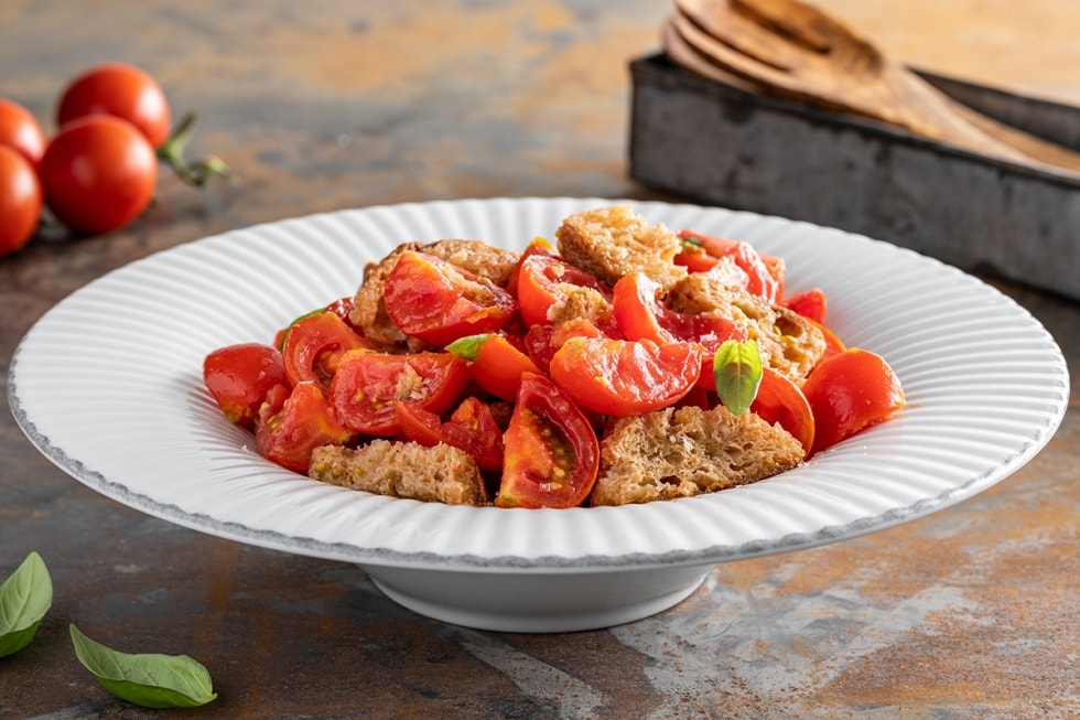 Insalata di pane e pomodori ricetta